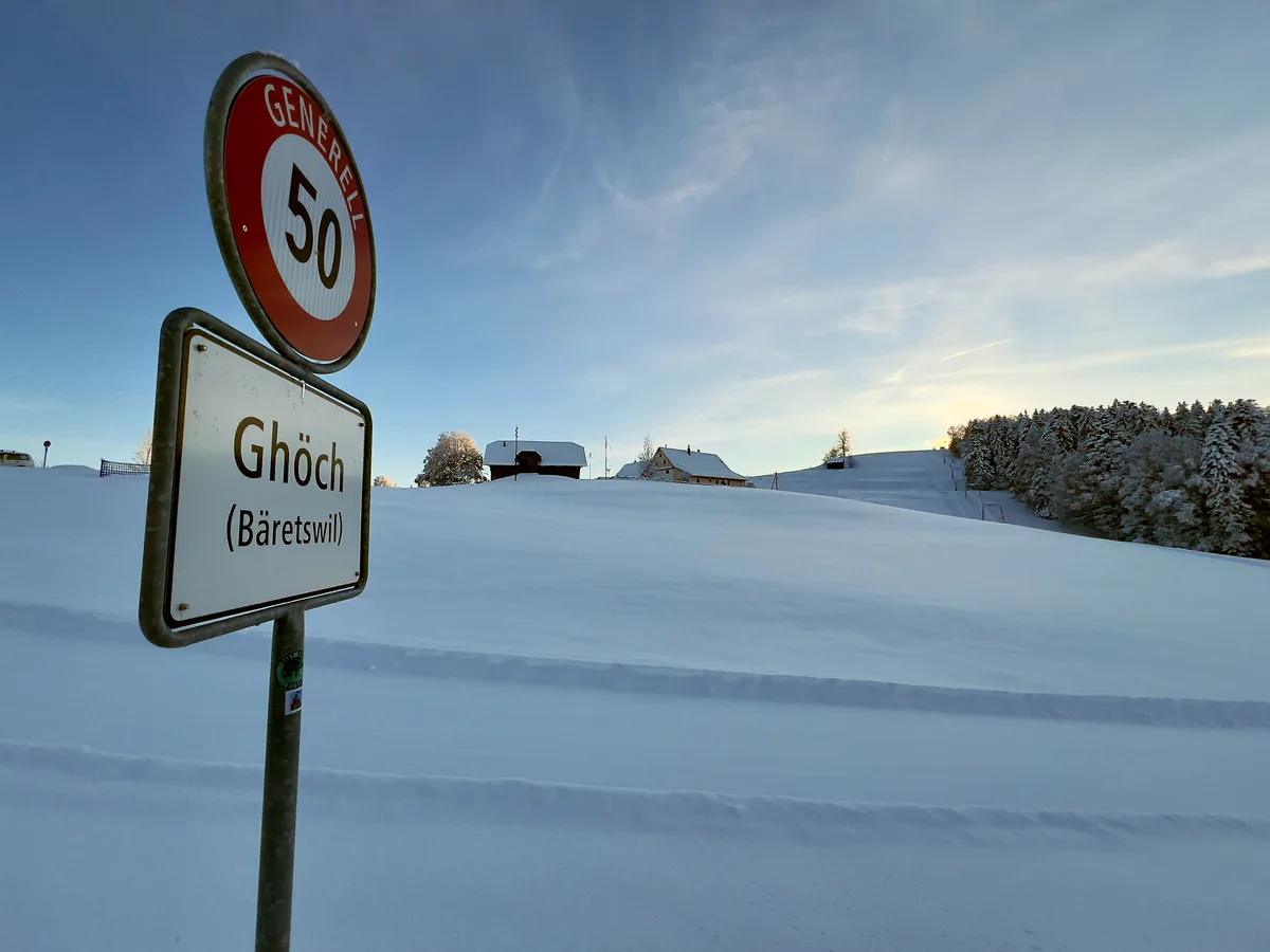 Über 40 Zentimeter Pulverschnee freuten sich auch die Betreiber des Skilifts Ghöch. Man sieht eine verschneite Winterlandschaft.